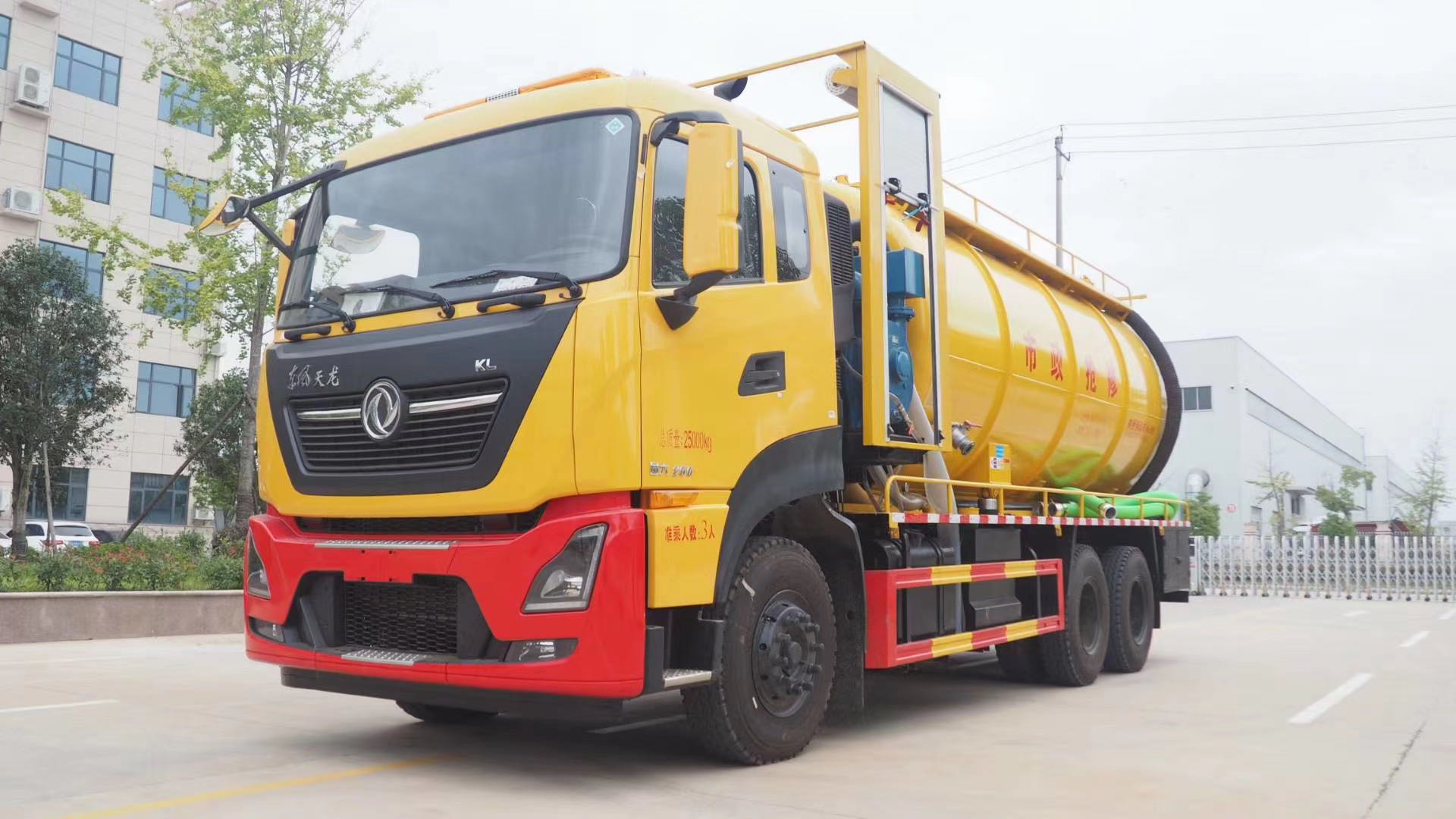 國慶節(jié)驚爆價四重禮：東風(fēng)天龍后雙橋清洗吸污車