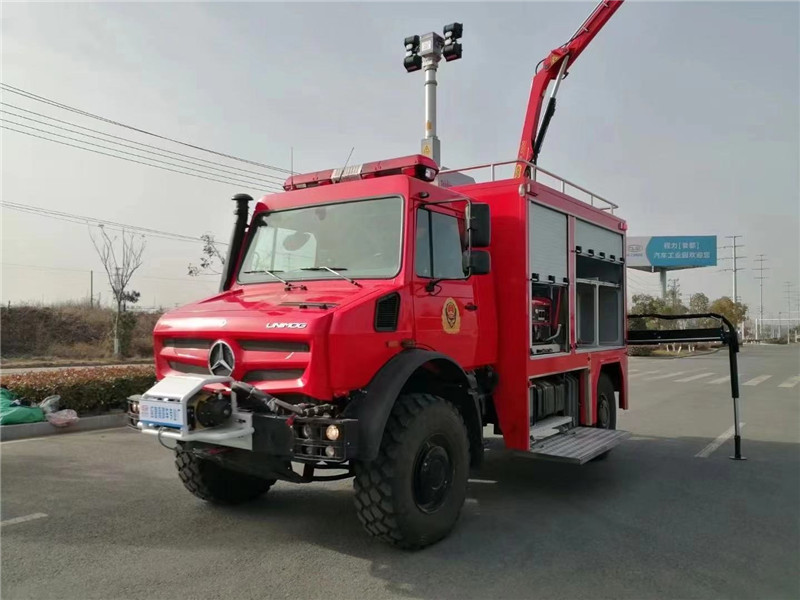 奔馳烏里莫克應(yīng)急搶險(xiǎn)救援車強(qiáng)勁動(dòng)力翻山越嶺