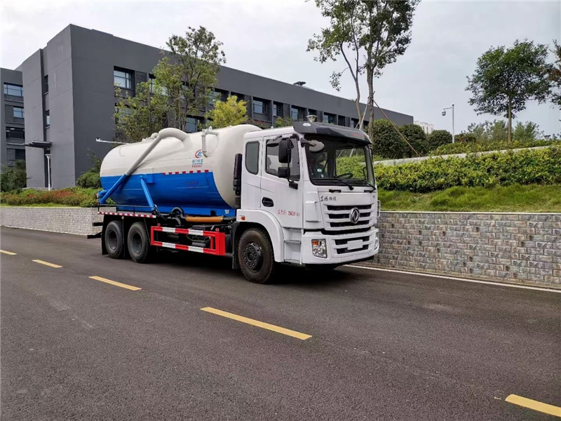 東風多利卡8方吸糞車，操作簡單，壽命長，工作速度快，容量大