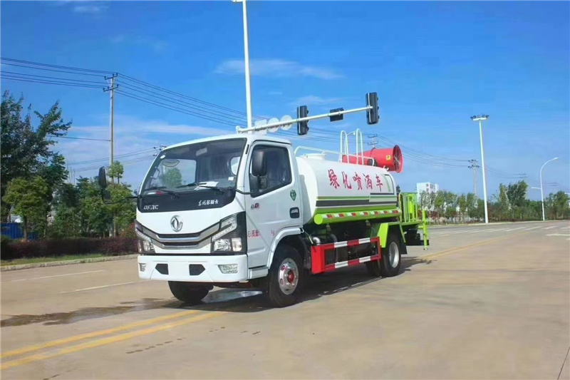 國(guó)六5噸霧炮車工地噴霧降塵，廣告牌清洗和公路綠化帶的澆灌、噴藥滅蟲作業(yè)一車多用