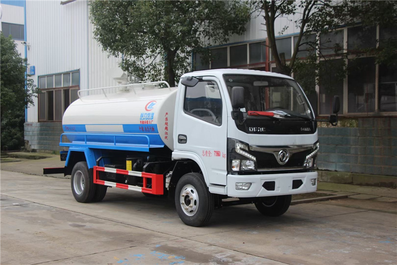 東風(fēng)8方吸糞車罐體采用6mm碳鋼板制作，可采用真空泵或水循環(huán)泵