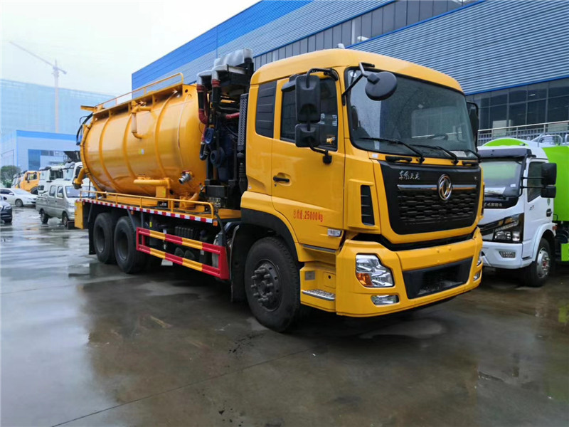 東風天龍國六后八輪清洗吸污車配置性價比高，外觀靚麗，功能強大