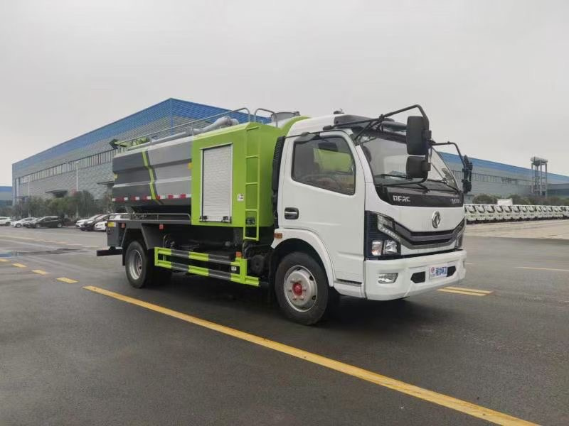 東風(fēng)多利卡D7吸糞車(chē)結(jié)合選配的水循環(huán)，使高壓沖洗、真空吸污
