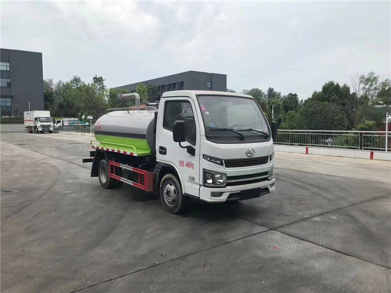 東風(fēng)多利卡D9吸糞車采用滾塑工藝一次成型，具有高強(qiáng)度的耐腐蝕性