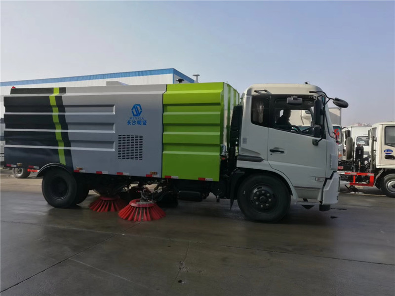 東風天錦洗掃車配有具有自動收放功能的沖洗絞盤和沖洗槍，壓力高