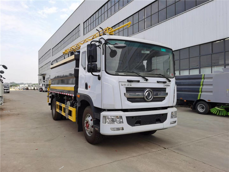 東風(fēng)多利卡8噸抑塵車工作直徑可覆蓋4個(gè)標(biāo)準(zhǔn)足球場