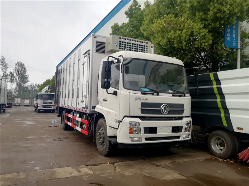 東風天錦散裝飼料車采用電子油門操縱，操縱輕便，高可靠性、低排放