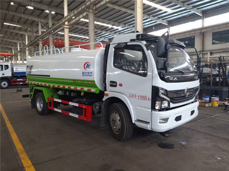 東風(fēng)御虎霧炮車霧炮采用20KW柴油發(fā)電機(jī)，噴灑效果極好