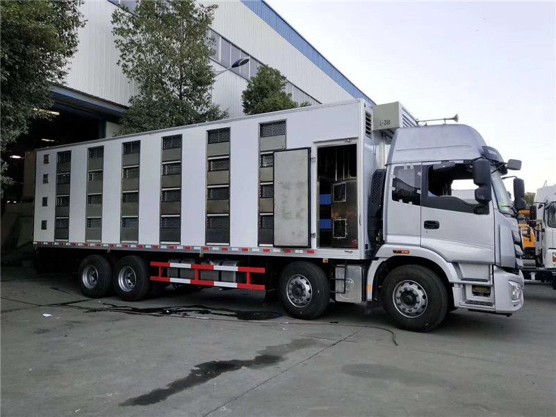 東風(fēng)天龍畜禽運(yùn)輸車(chē)外形美觀、整體輕、強(qiáng)度高、無(wú)滲漏