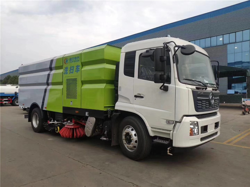 東風(fēng)5噸掃路車采用副發(fā)動(dòng)機(jī)專門驅(qū)動(dòng)風(fēng)機(jī)和液壓系統(tǒng)，可繼續(xù)工作