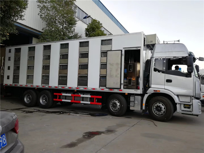 東風(fēng)天龍散裝飼料運(yùn)輸車罐體采用特種軸承鏈接，高效穩(wěn)定破碎率低