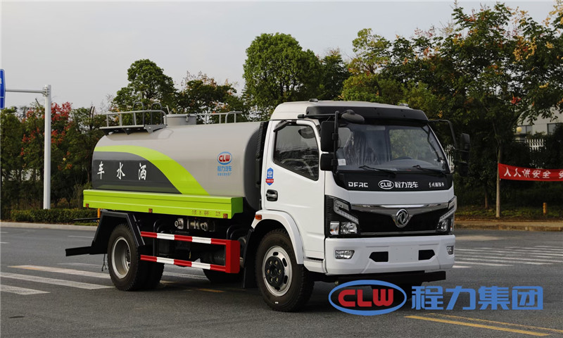 柳汽乘龍灑水車罐體包罐機工藝保證了罐體制作的精度和美觀