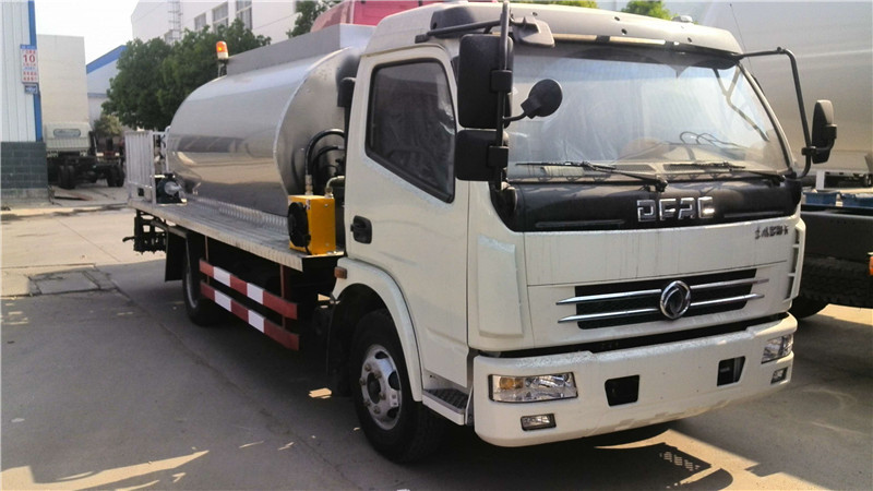東風天錦路面清洗車養護車可實現雙重水流強化清洗，噴射流水穩定