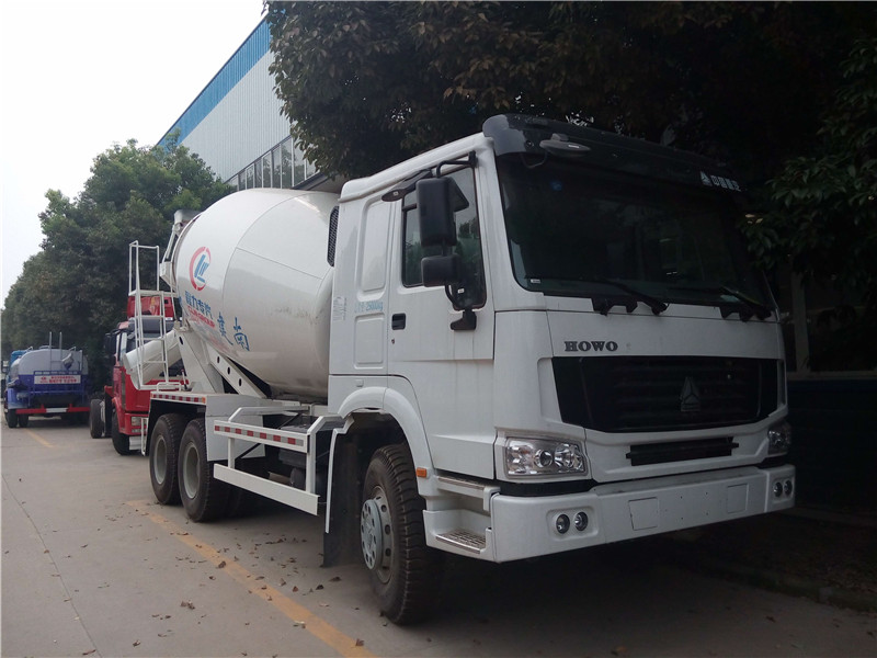 東風福瑞卡攪拌車，各部件量正?？煽浚行岣卟僮魅藛T上下安全性