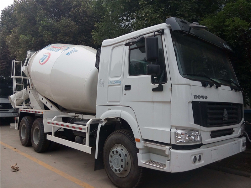  東風華神輕量化攪拌車容積利用率高，攪拌筒進出料速度快