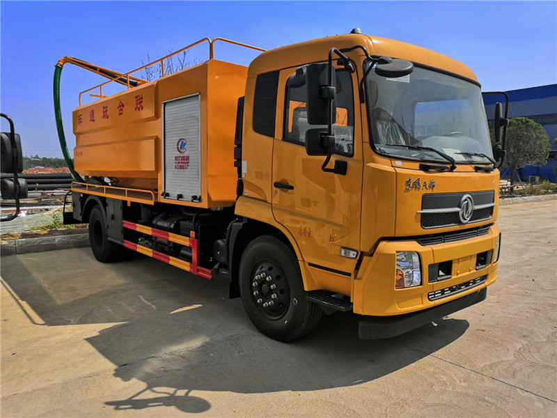  東風(fēng)多利卡大型吸污車確保了污水處理的速度，降低污水處理成本