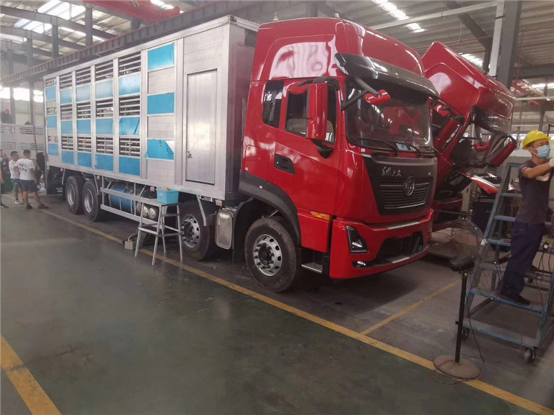 東風多利卡畜禽運輸車車廂板采用工裝夾具壓制成瓦棱型，強度韌性高