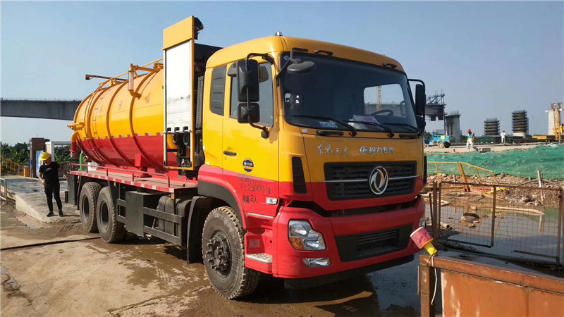 東風前四后八大型管道疏通車可以滿足嚴重管道狀況，使用范圍更廣泛