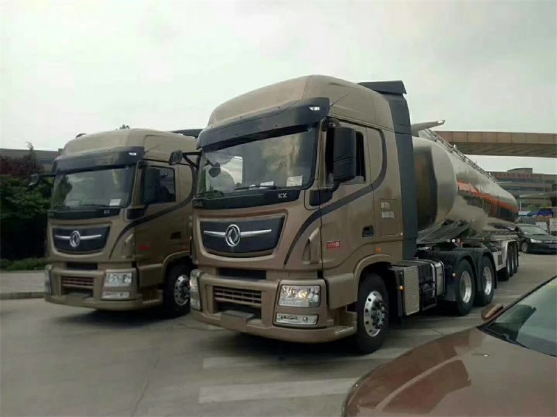 天龍牽引頭好評如潮，兩臺50立方天龍牽引頭鋁合金油罐車繼續(xù)走起