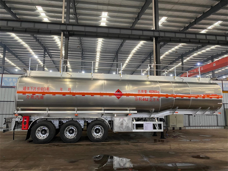 不銹鋼半掛油罐車細節(jié)配置展示圖，強硬的質(zhì)量體系保持茂名油罐車市場占有率