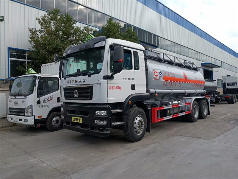 重汽汕德卡后雙橋16立方易燃液體罐式運輸車