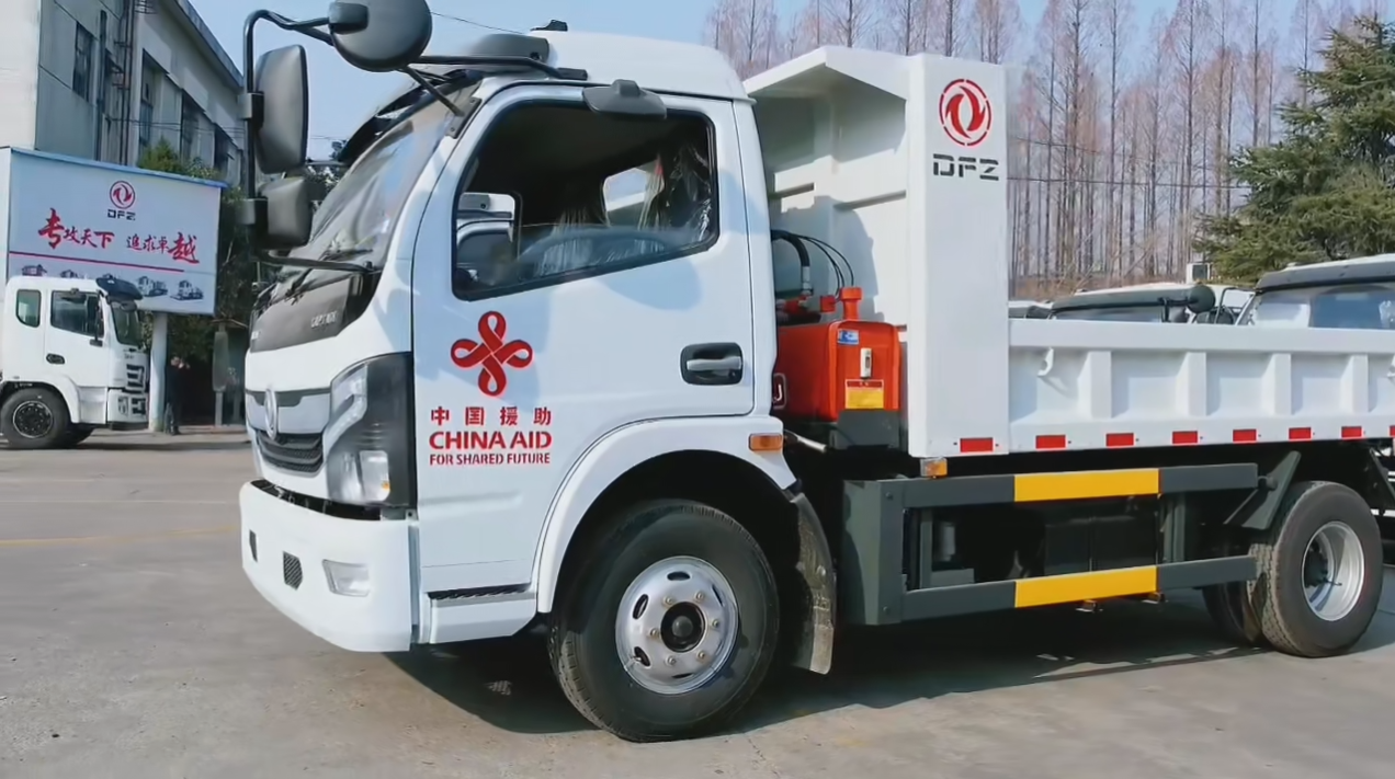 中國對(duì)湯加王國援助20臺(tái)程力自卸車