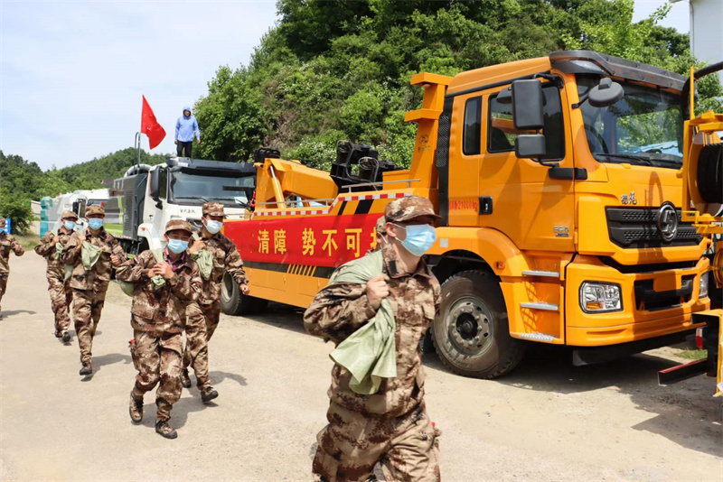 程力掃路車、抑塵車、清障車配合官兵開展防汛演習 提高應急能力